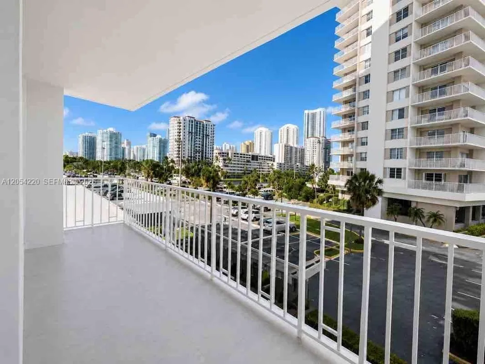 500 Bayview Dr #232 Sunny Isles Beach, FL 33160