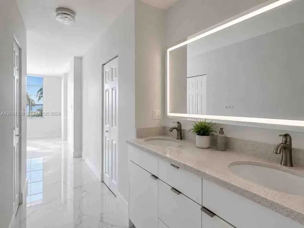 500 Bayview Dr #232 Sunny Isles Beach, FL 33160