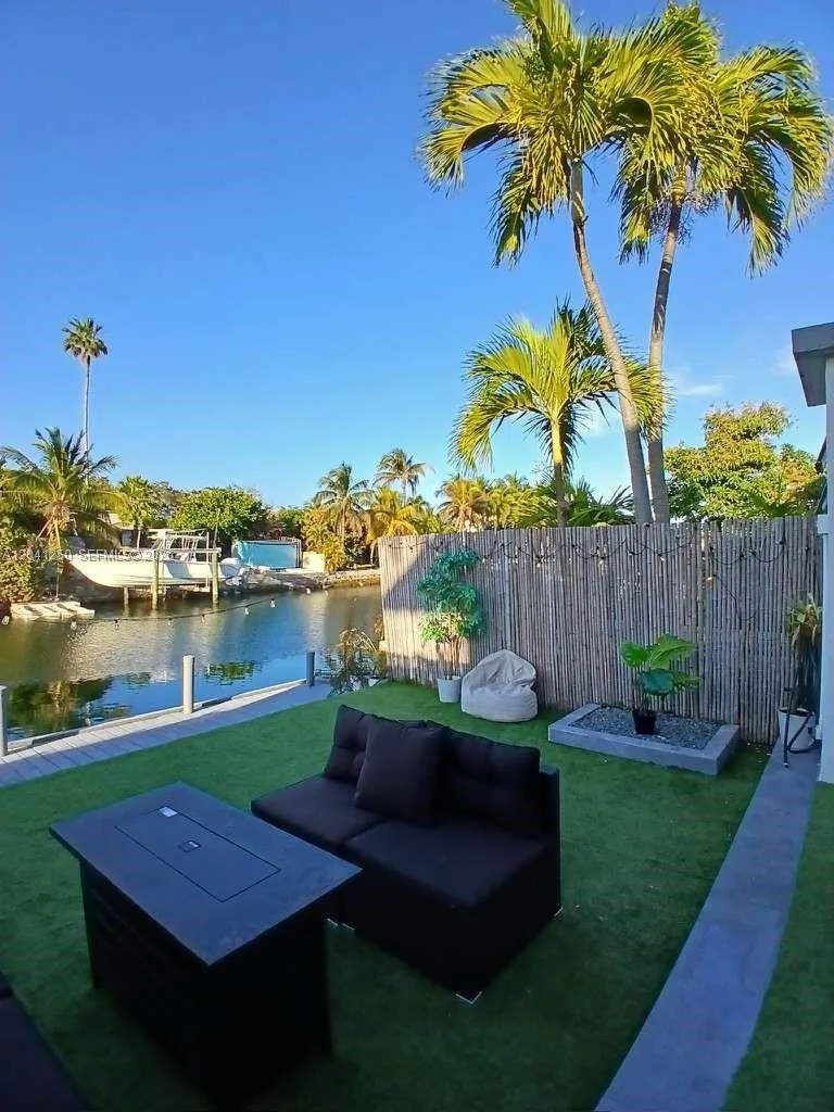 1937 NE 123rd St North Miami, FL 33181