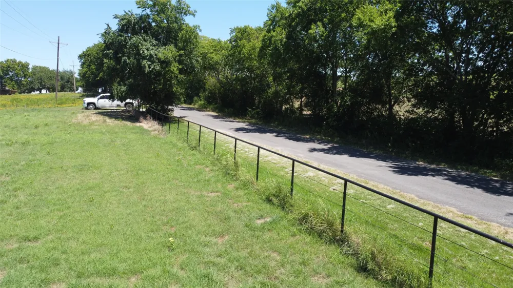 833 E Lovers Lane Bells, TX 75414