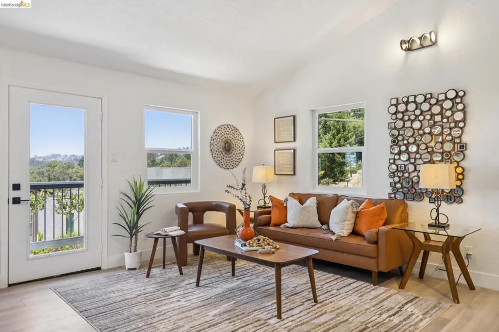 6756 Snake Road Oakland, CA 94611