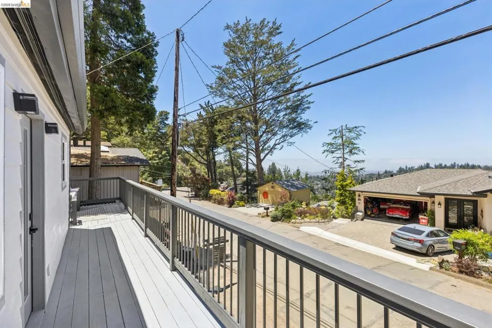6756 Snake Road Oakland, CA 94611
