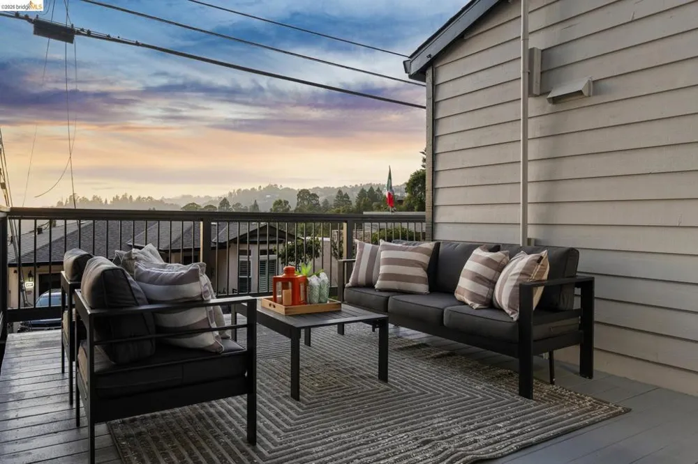 6756 Snake Road Oakland, CA 94611