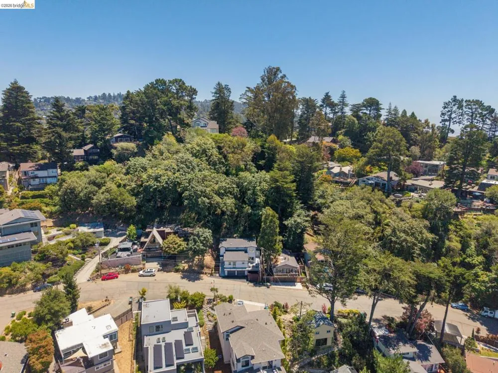6756 Snake Road Oakland, CA 94611