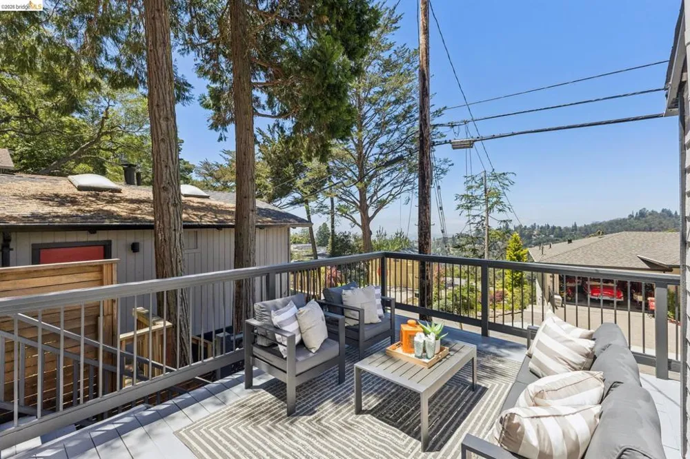6756 Snake Road Oakland, CA 94611