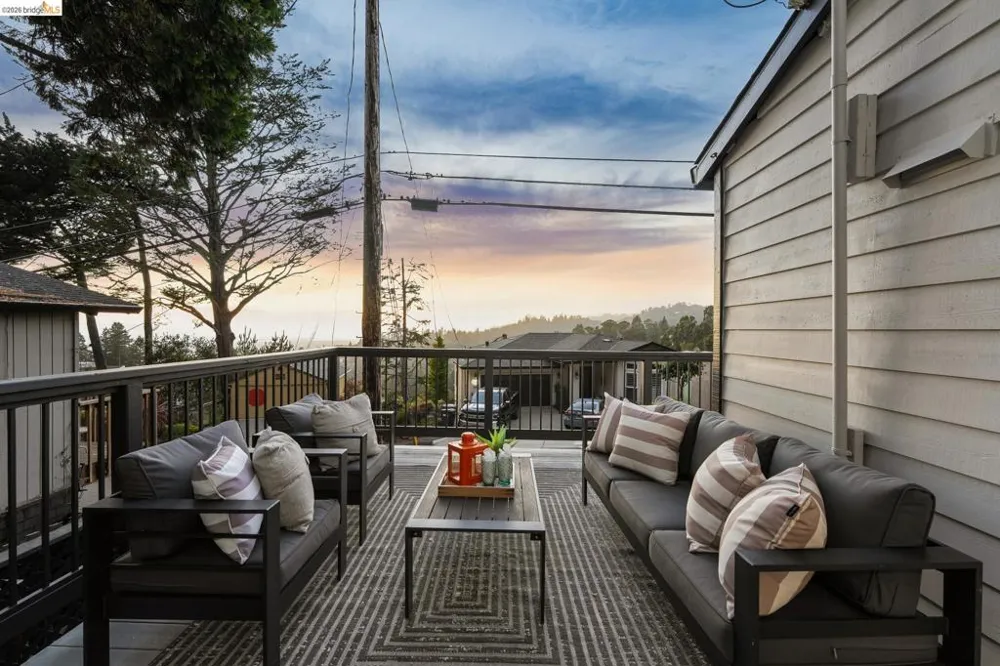 6756 Snake Road Oakland, CA 94611