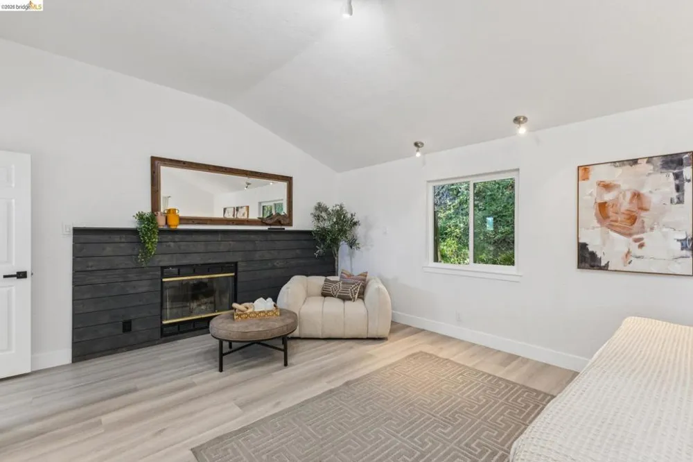 6756 Snake Road Oakland, CA 94611