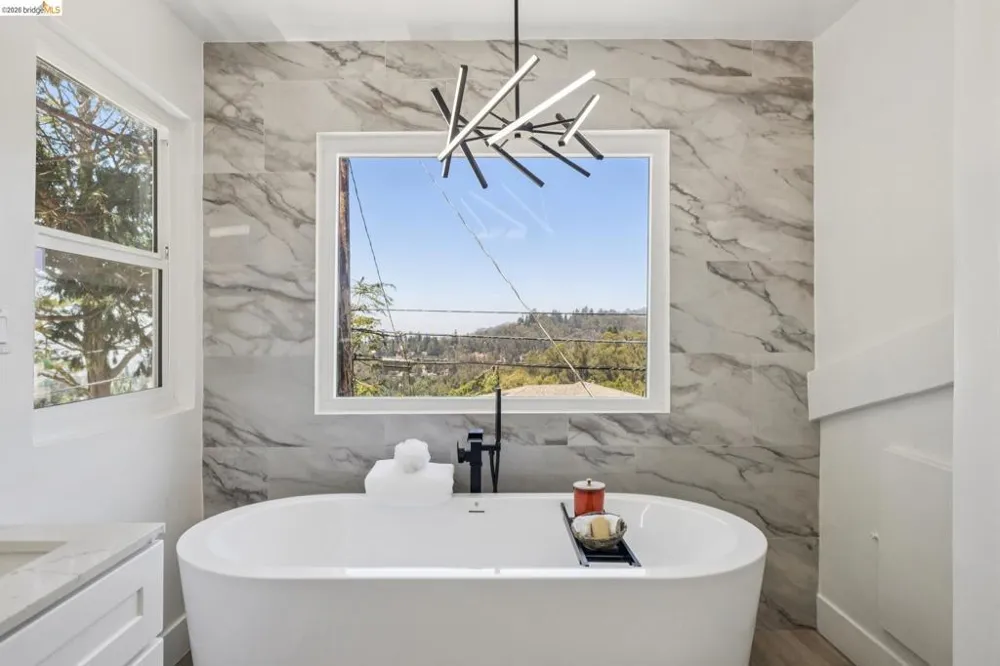 6756 Snake Road Oakland, CA 94611