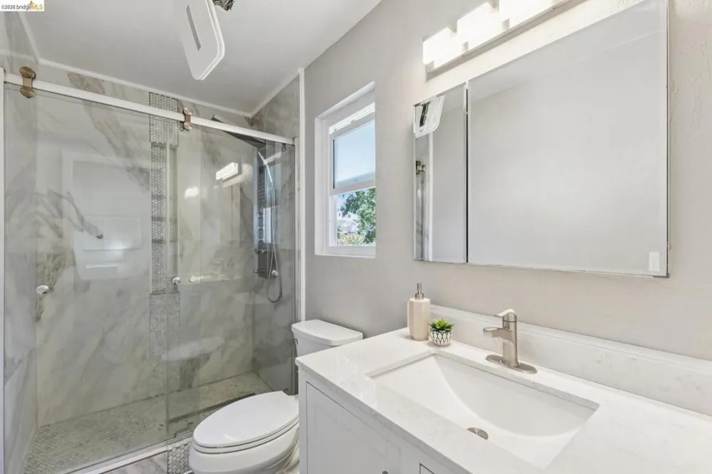 6756 Snake Road Oakland, CA 94611