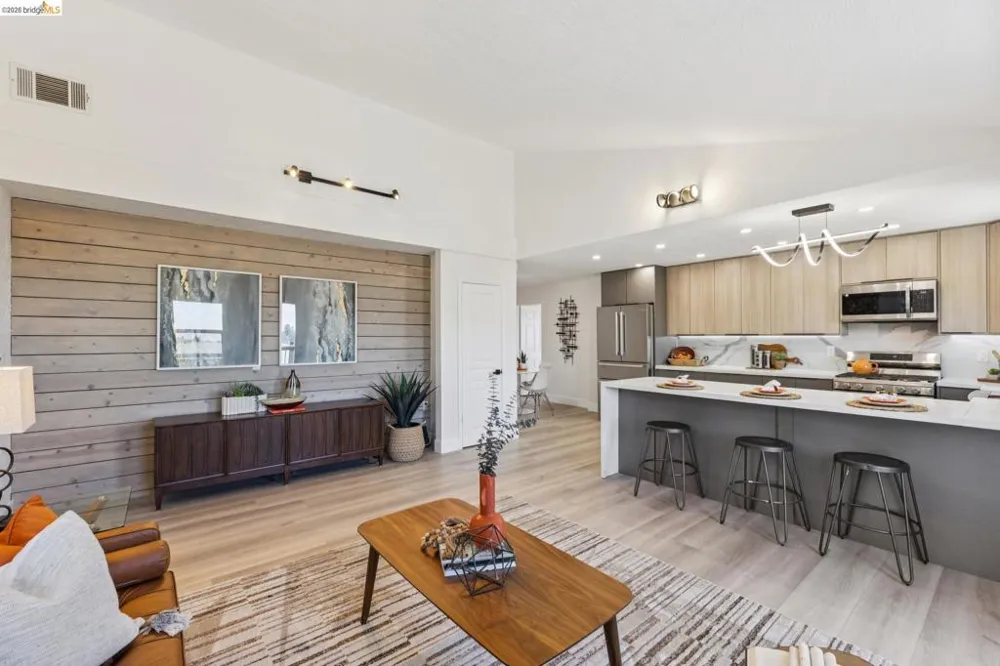6756 Snake Road Oakland, CA 94611