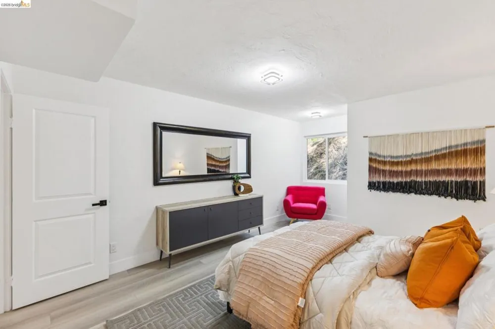 6756 Snake Road Oakland, CA 94611