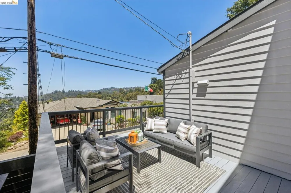 6756 Snake Road Oakland, CA 94611