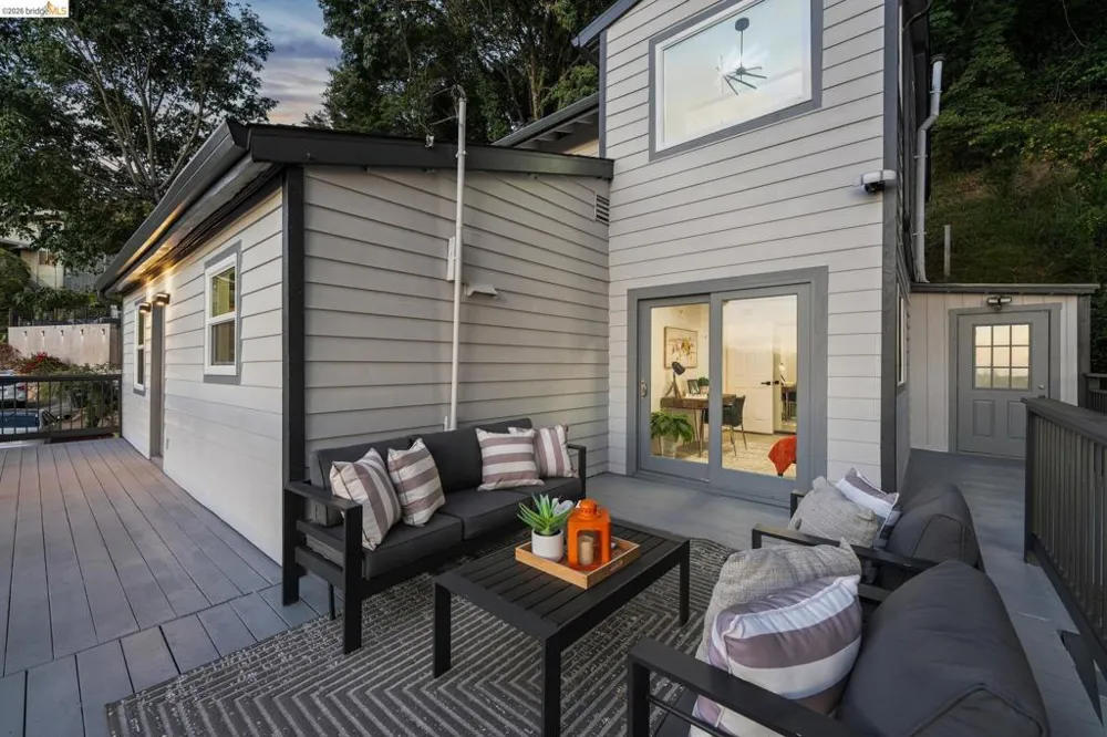 6756 Snake Road Oakland, CA 94611