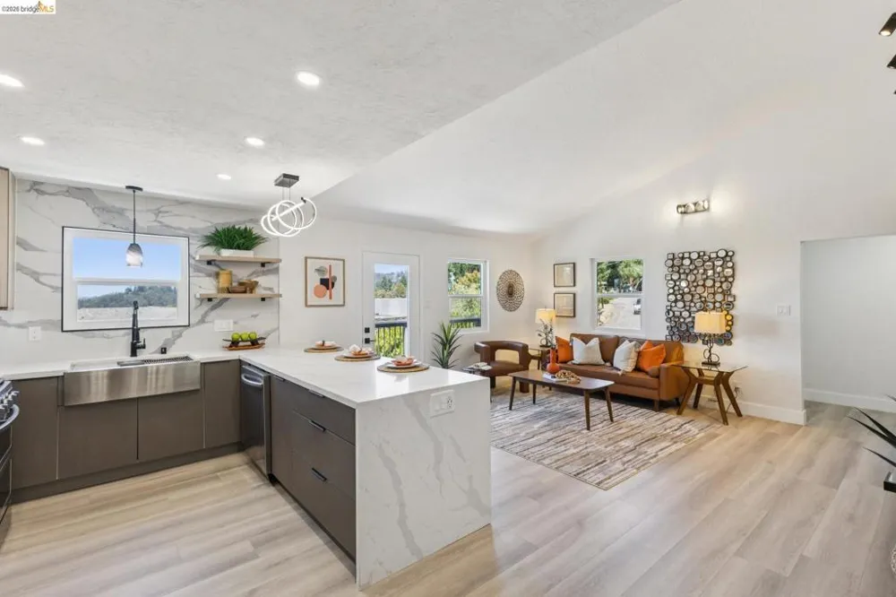 6756 Snake Road Oakland, CA 94611