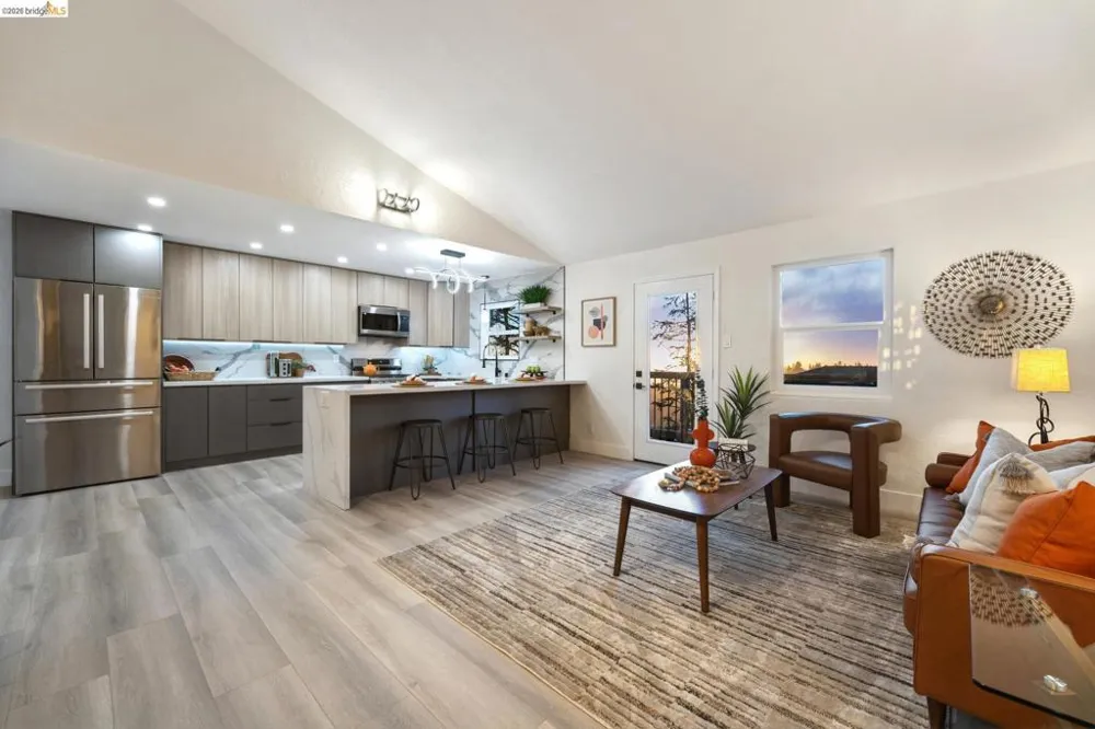 6756 Snake Road Oakland, CA 94611