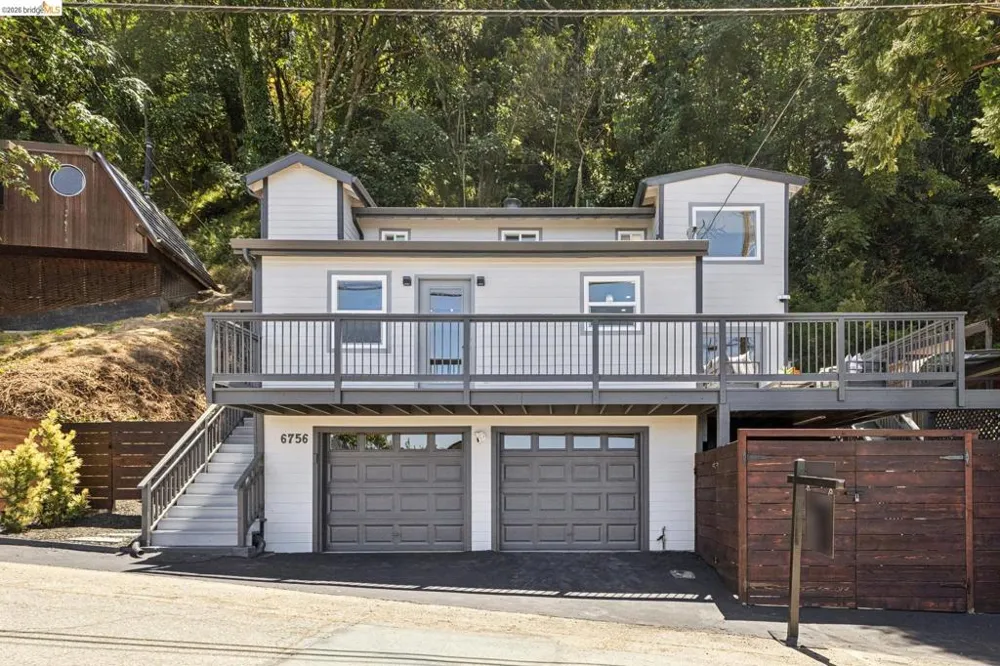6756 Snake Road Oakland, CA 94611