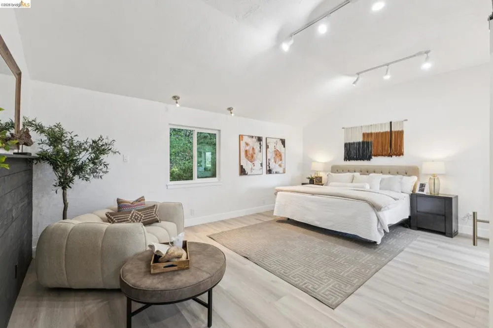 6756 Snake Road Oakland, CA 94611