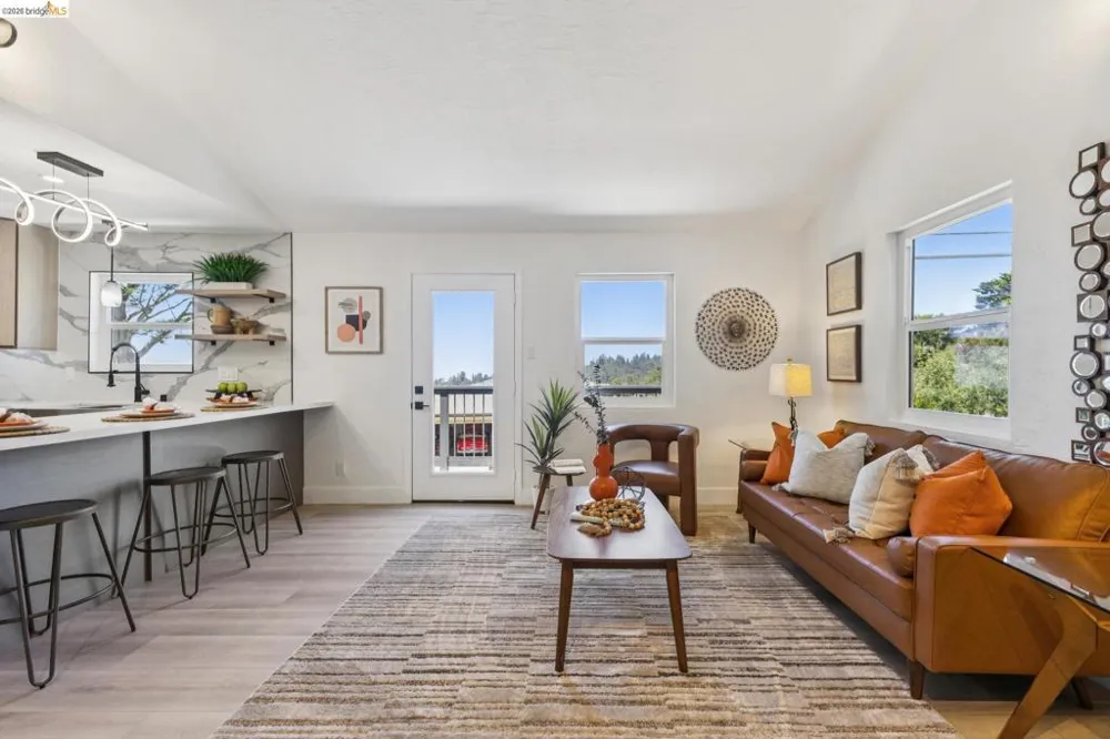 6756 Snake Road Oakland, CA 94611