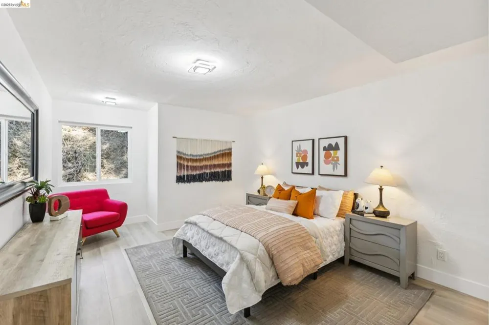 6756 Snake Road Oakland, CA 94611