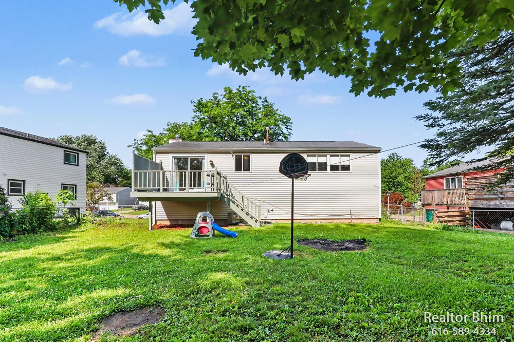 6007 Rockingham Drive Lansing, MI 48911