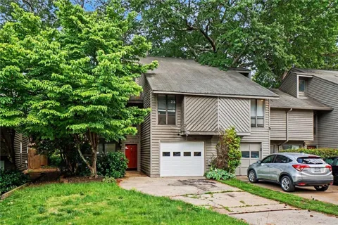 1006 Creatwood Circle SE