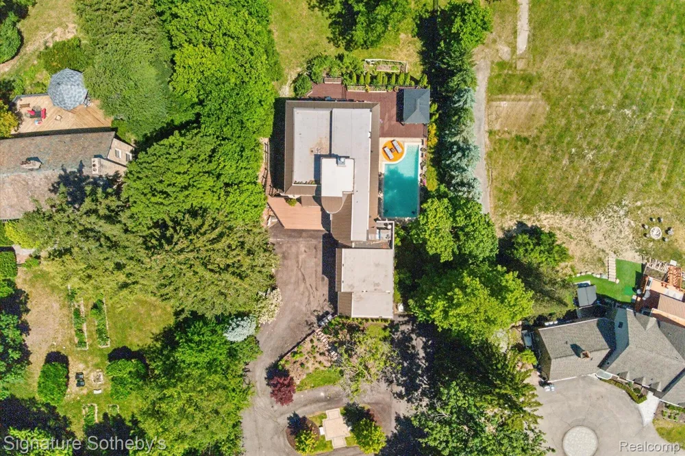 30650 Lahser Road Beverly Hills Village, MI 48025