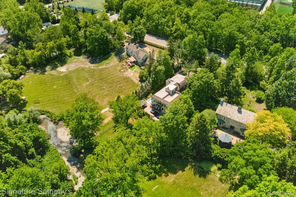 30650 Lahser Road Beverly Hills Village, MI 48025