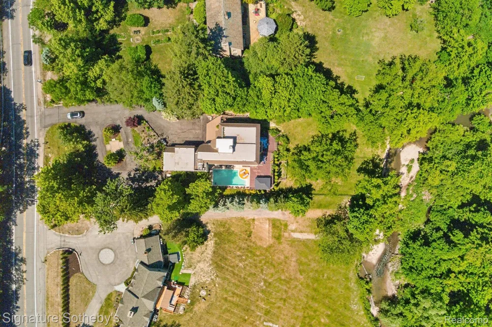30650 Lahser Road Beverly Hills Village, MI 48025