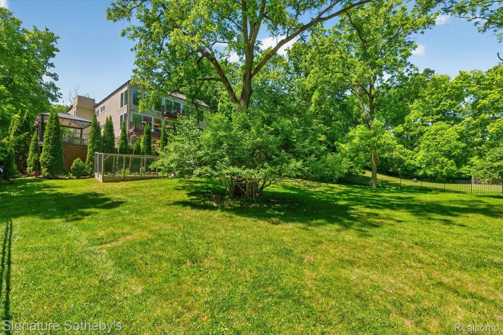 30650 Lahser Road Beverly Hills Village, MI 48025