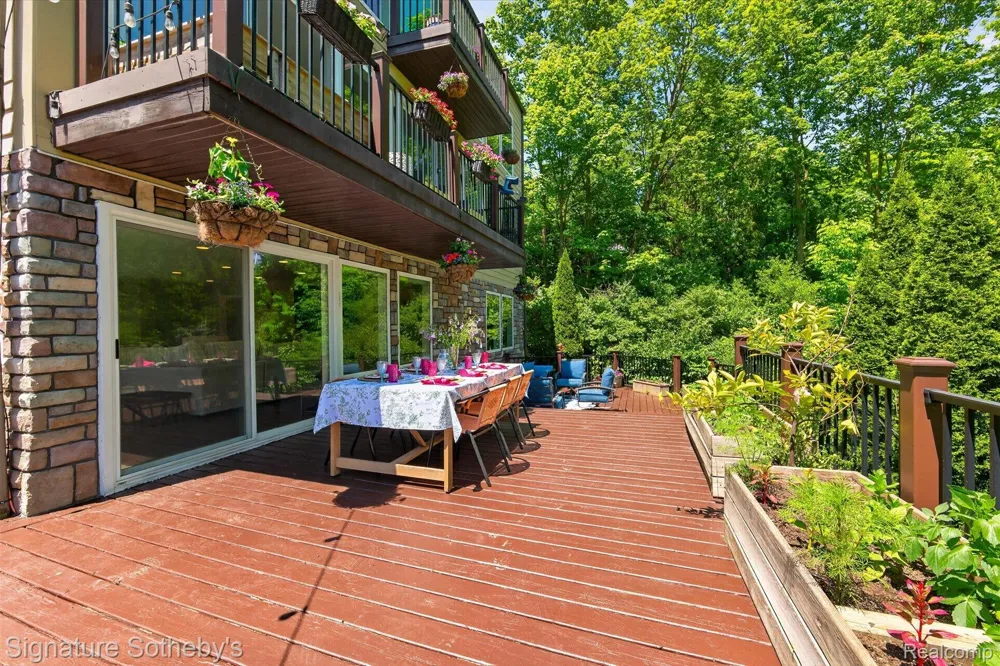 30650 Lahser Road Beverly Hills Village, MI 48025