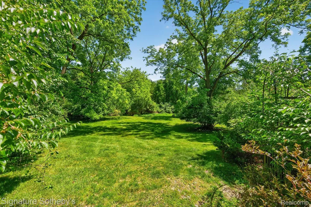 30650 Lahser Road Beverly Hills Village, MI 48025
