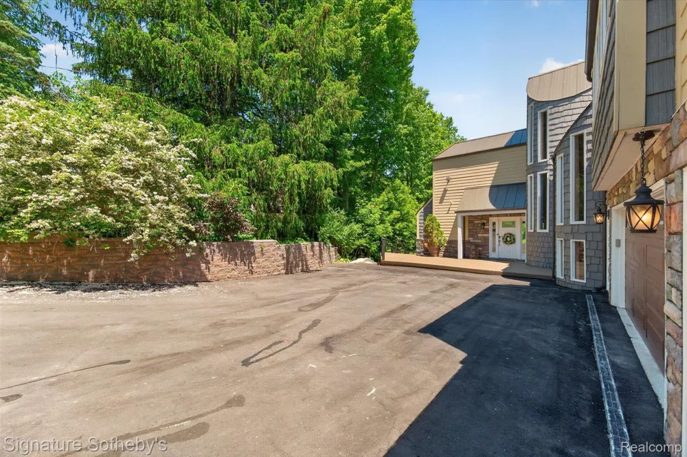 30650 Lahser Road Beverly Hills Village, MI 48025