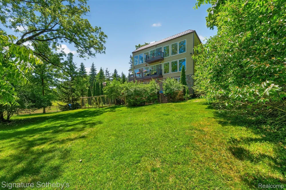 30650 Lahser Road Beverly Hills Village, MI 48025