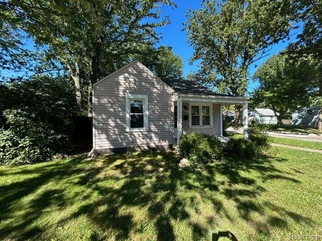 21751 ROSLYN ROAD Harper Woods City, MI 48225