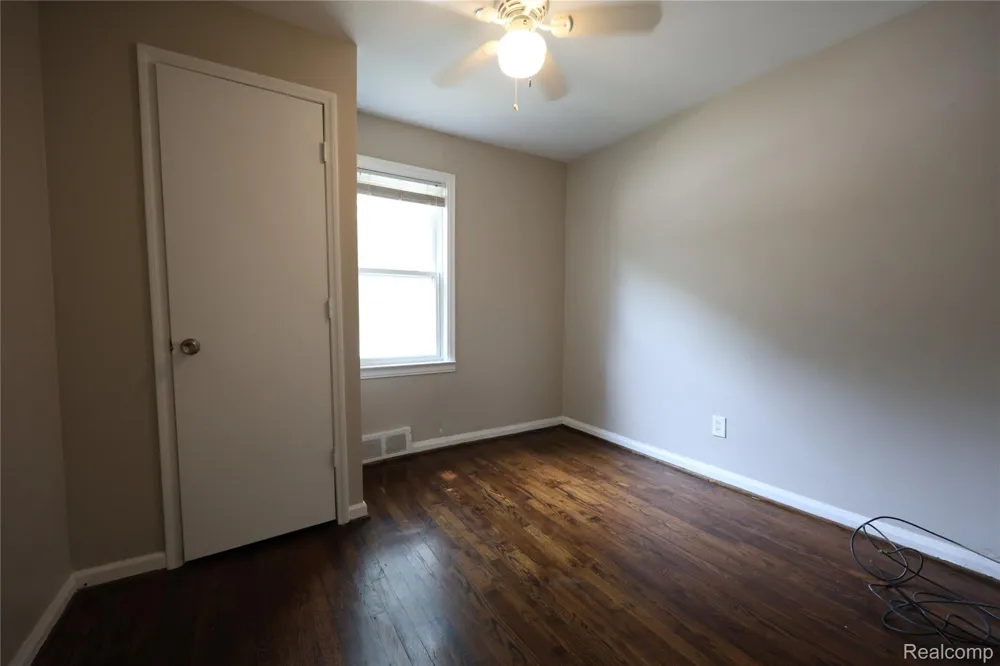 21751 ROSLYN ROAD Harper Woods City, MI 48225