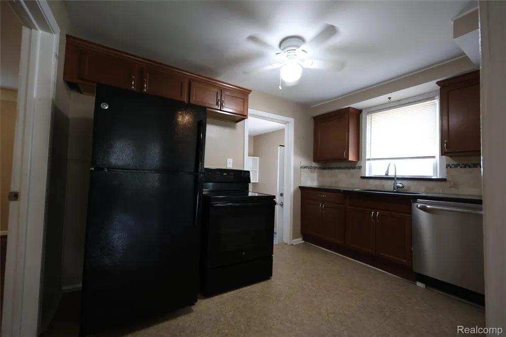 21751 ROSLYN ROAD Harper Woods City, MI 48225