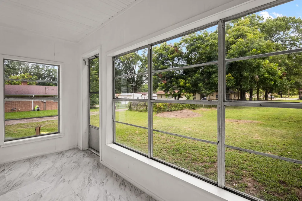 207 W 3rd Street Omaha, TX 75571