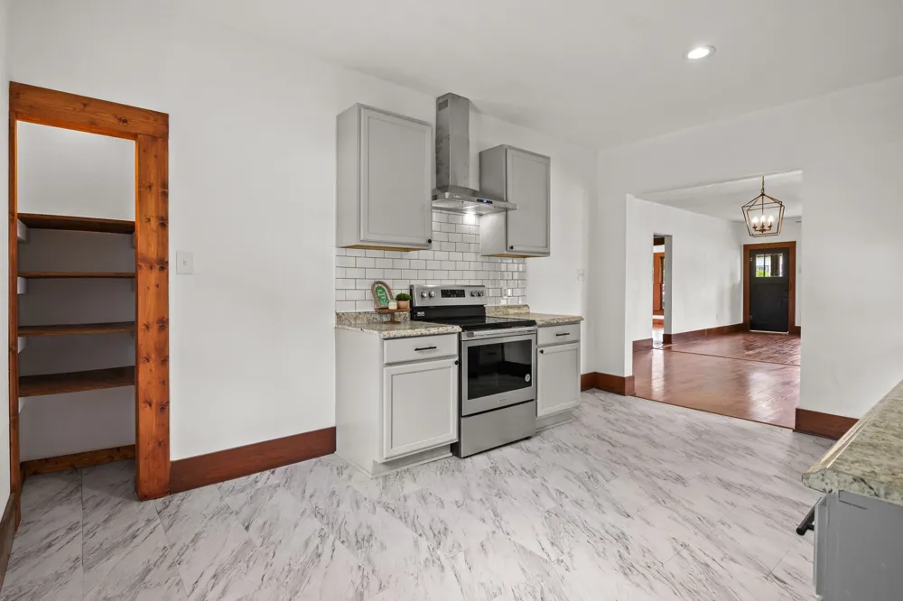 207 W 3rd Street Omaha, TX 75571