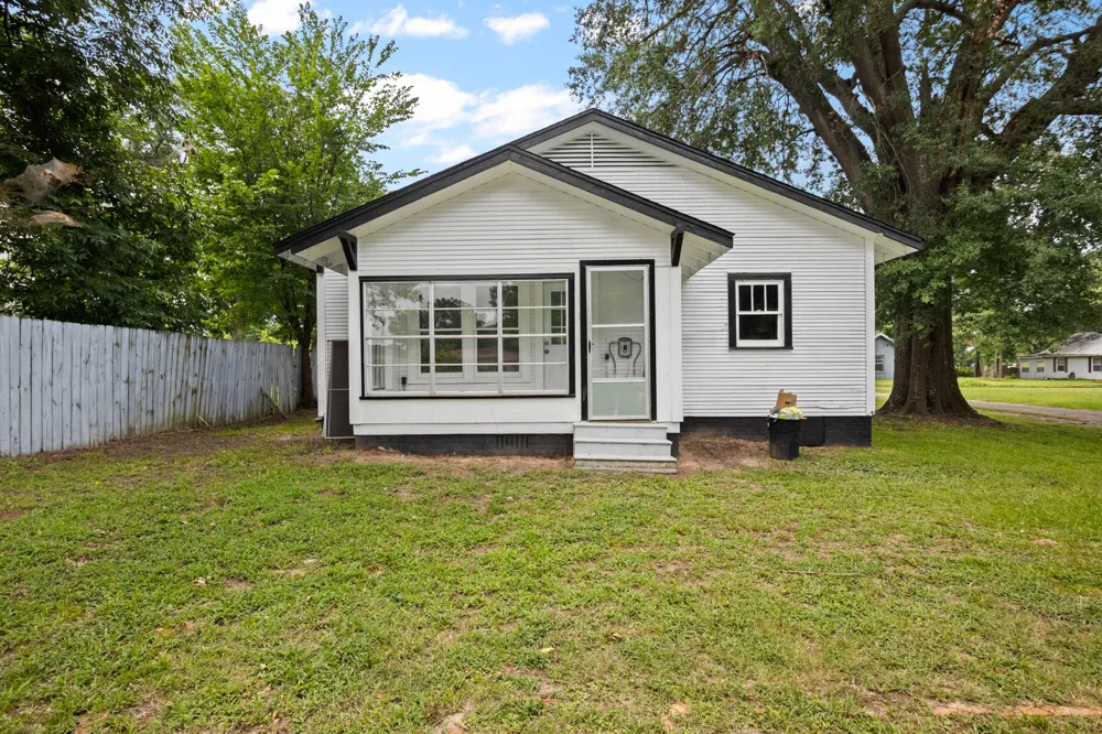 207 W 3rd Street Omaha, TX 75571