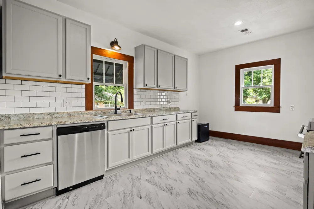 207 W 3rd Street Omaha, TX 75571