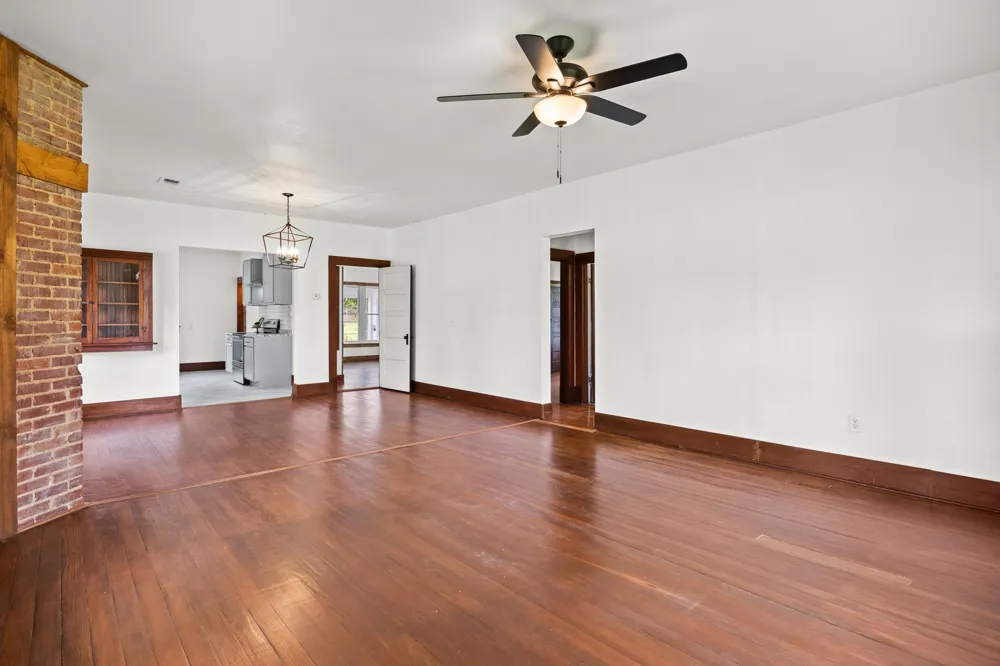 207 W 3rd Street Omaha, TX 75571