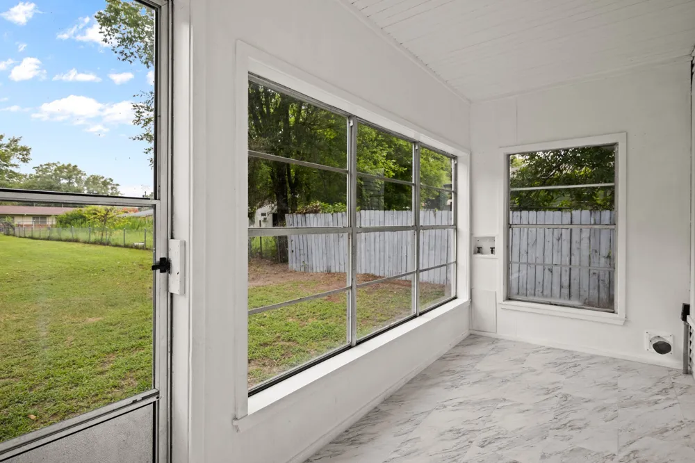 207 W 3rd Street Omaha, TX 75571