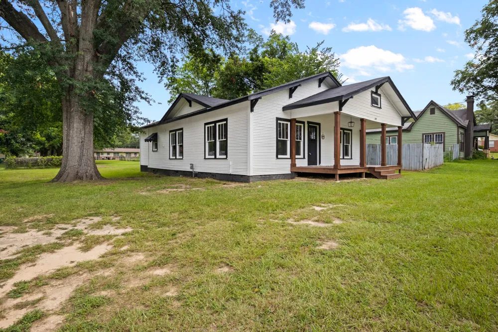 207 W 3rd Street Omaha, TX 75571