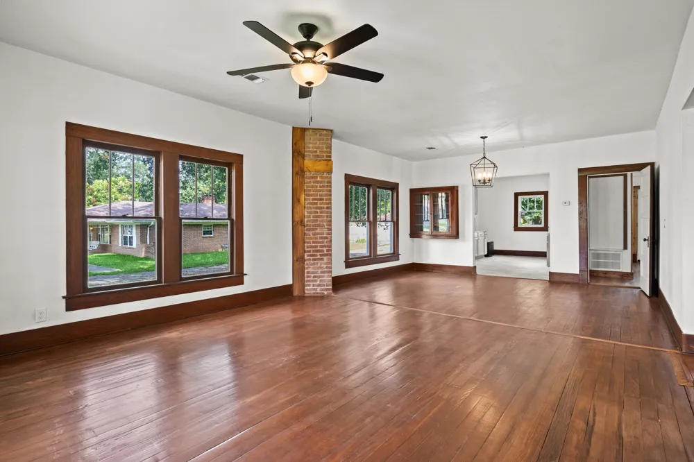 207 W 3rd Street Omaha, TX 75571