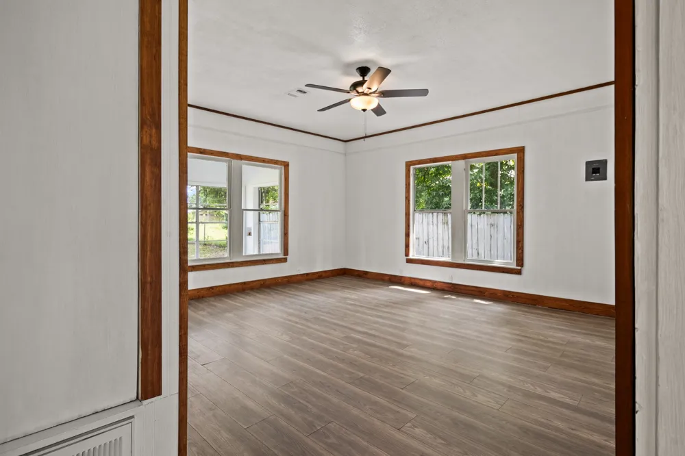 207 W 3rd Street Omaha, TX 75571