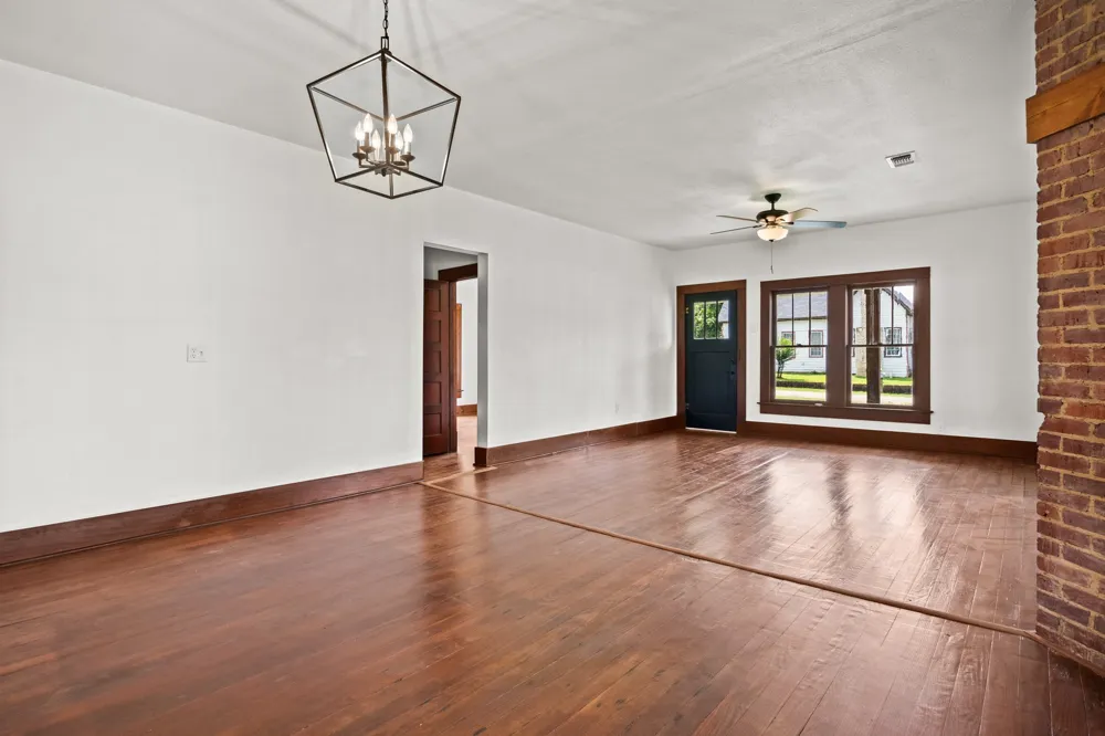 207 W 3rd Street Omaha, TX 75571
