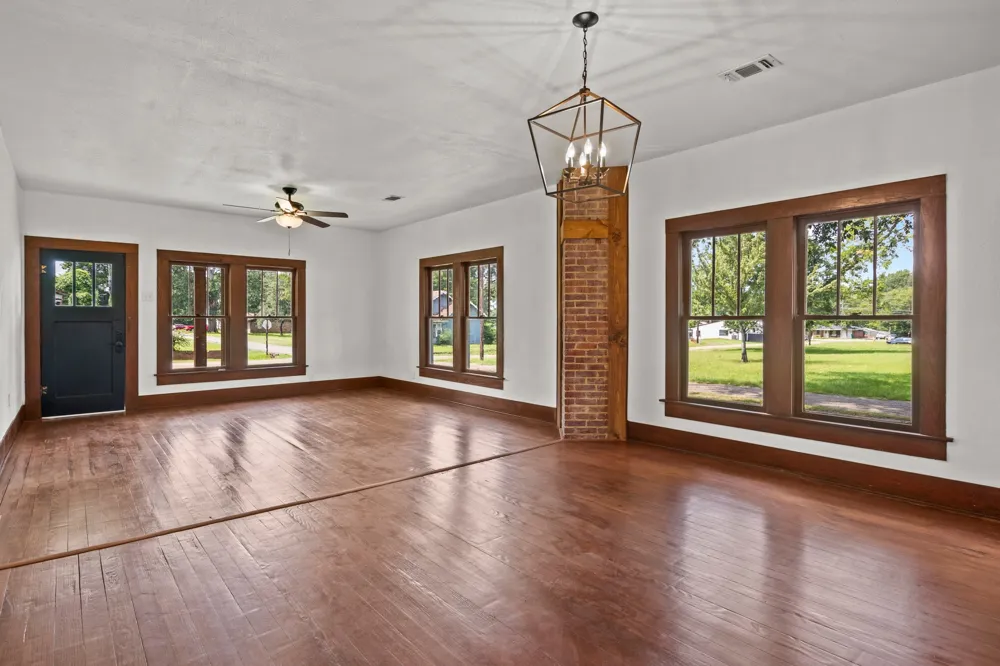 207 W 3rd Street Omaha, TX 75571