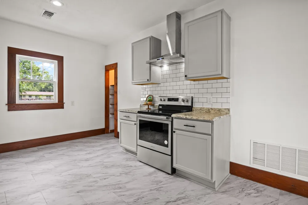 207 W 3rd Street Omaha, TX 75571