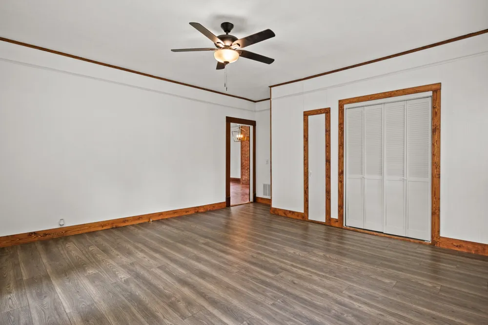 207 W 3rd Street Omaha, TX 75571