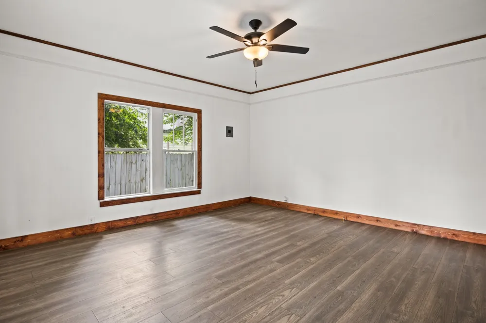 207 W 3rd Street Omaha, TX 75571